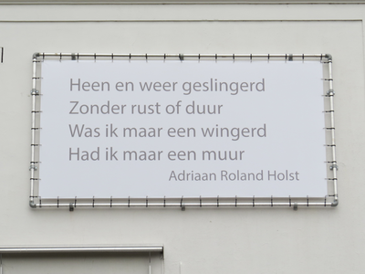 828666 Afbeelding van een doek met daarop een gedicht van Adriaan Roland Holst (1888-1976), gespannen op de zijgevel ...